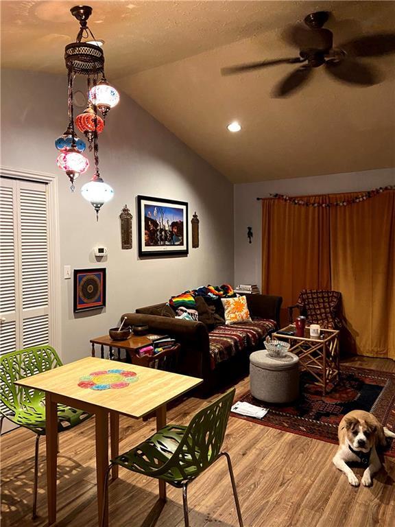 Foto del edificio - 421 W San Antonio St