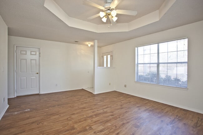 Building Photo - 58B Holly Dr