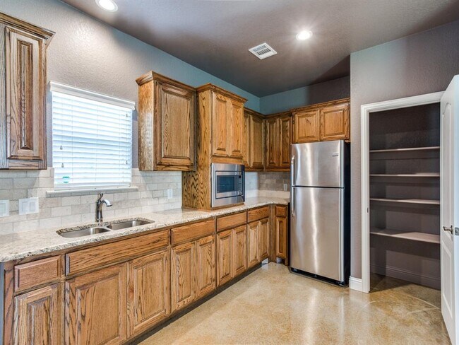 Building Photo - 10809 W Cleburne Rd