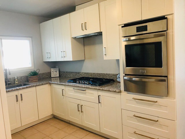 Cocina con refrigerador - 221 W Buckthorn St