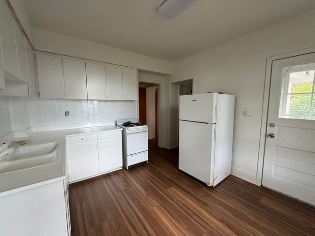 Building Photo - 402 Joliet St