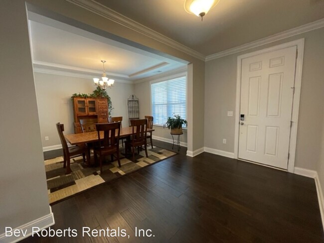 Building Photo - 4 br, 3.5 bath House - 1425 Barn Door Drive