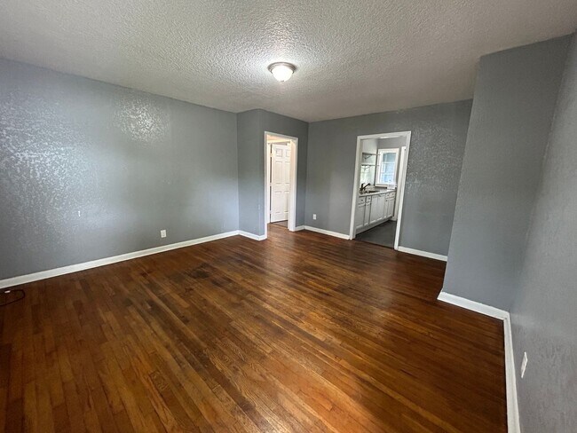 Building Photo - **APPLICATION RECEIVED** AVAILABLE NOW! 2 ...