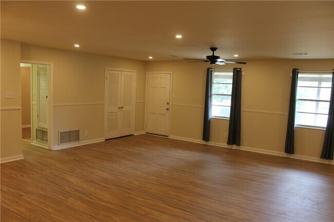 Building Photo - 1002 Centerwood Dr