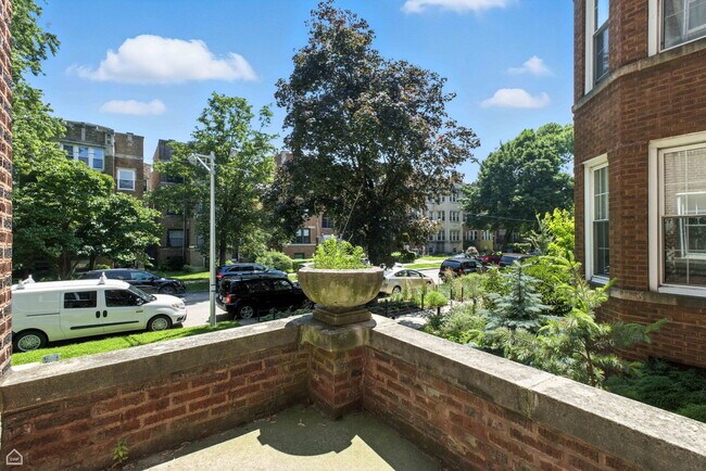 Foto del edificio - 6528 N Bosworth Ave