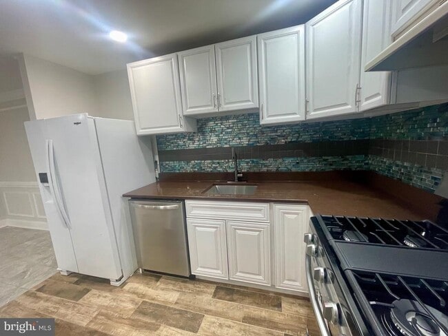 Building Photo - 6018 Westchester Park Dr