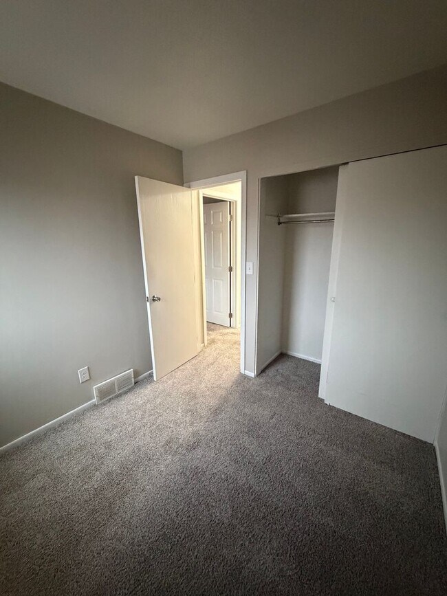 Foto del edificio - 2 Bedroom Apartment - Milan, IL