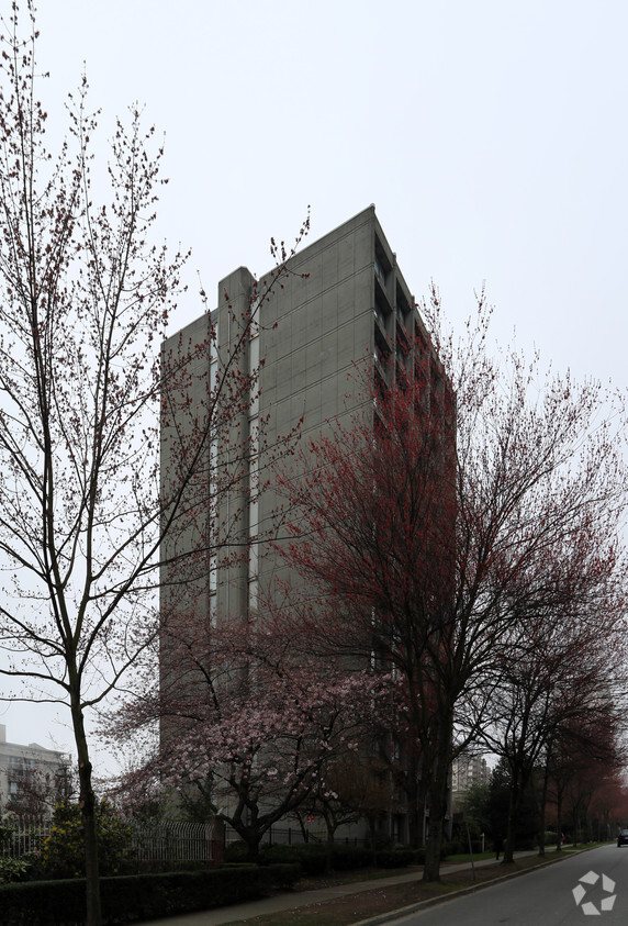Building Photo - Twin Arms