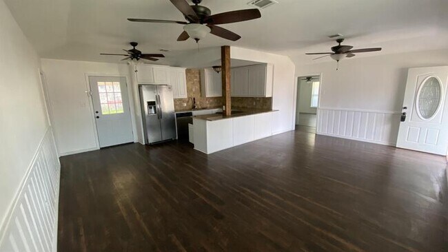 Foto del edificio - 1045 N Davis St