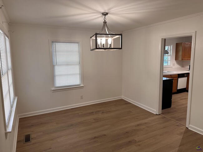 Building Photo - 313 Cherokee Dr