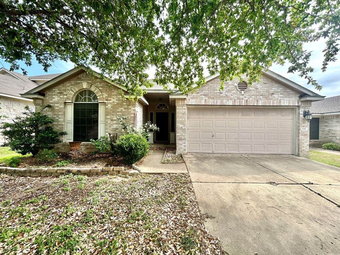 Foto principal - Charming 3/BR 2/BA One-Level Home with Fen...