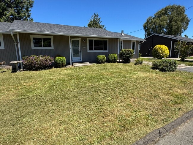 Building Photo - 3 Bedroom House in Waldport!