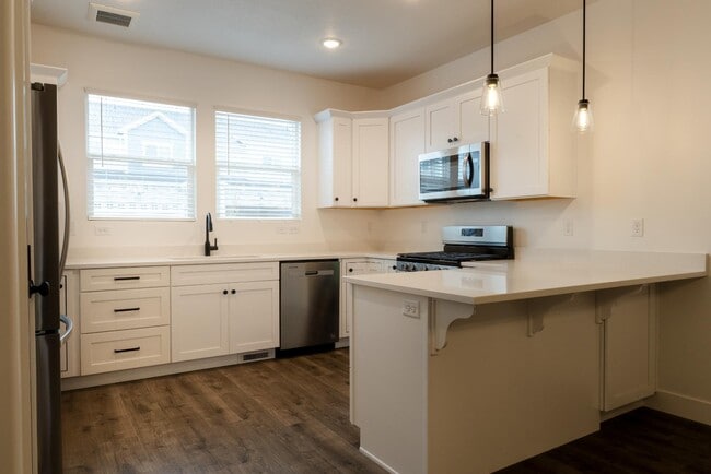 Building Photo - 878 Portman Wy