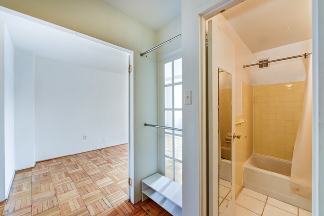 Foto del edificio - Charming & Bright Junior One Bedroom at Ri...