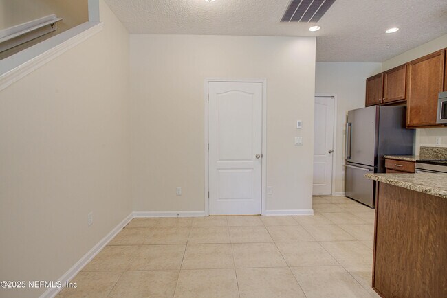Foto del edificio - 417 Oasis Ln