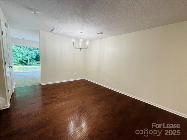 Foto del edificio - 8158 Rudolph Rd