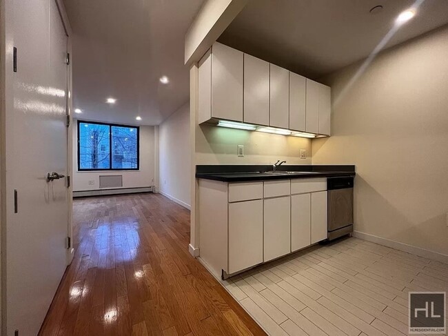 Building Photo - METROPOLITAN AVENUE