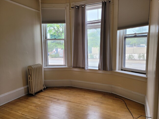 Interior Photo - 1210-12 Van Buren