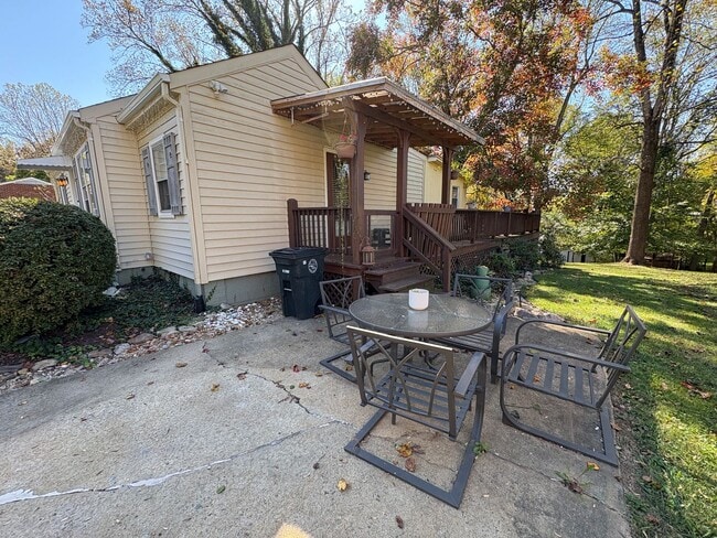 Building Photo - Move in special! 6 month lease option!