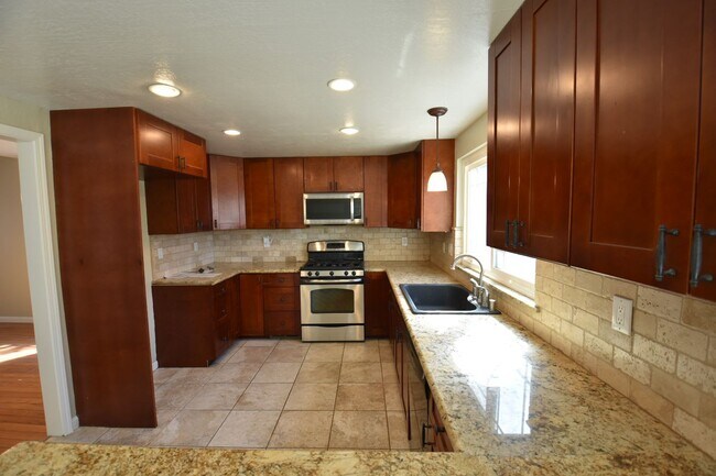 Building Photo - 2371 Glendale Cir