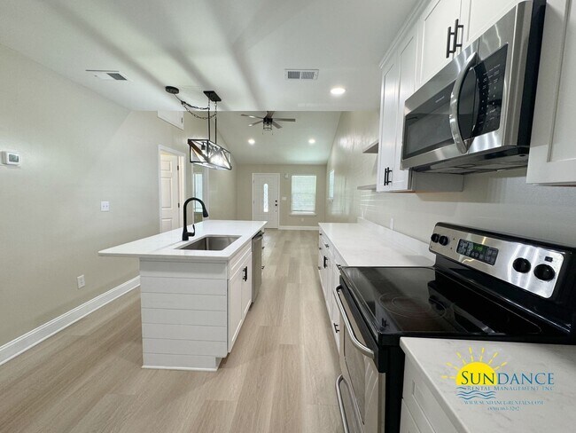 Building Photo - Stunning 2 Bedroom / 2 Bathroom end-unit H...