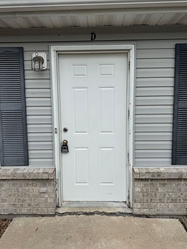 Building Photo - NEWLY RENOVATED: 2BR/1BA Duplex Homes in Hallsville, MO