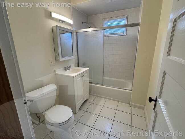 Building Photo - Everett 3 bed - Deleaded -Dishwasher