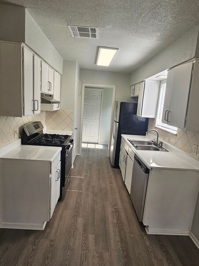 Foto del edificio - PRELEASING FOR MID AUGUST! Cozy 3/2 in the Heart of South Austin!