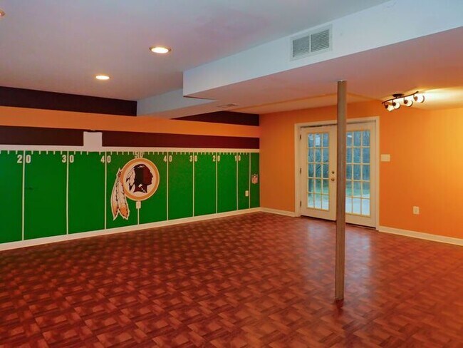 Foto del edificio - Split Level Single Family with Deck and La...