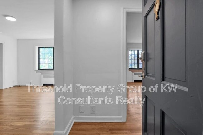 Building Photo - 451 E Town St