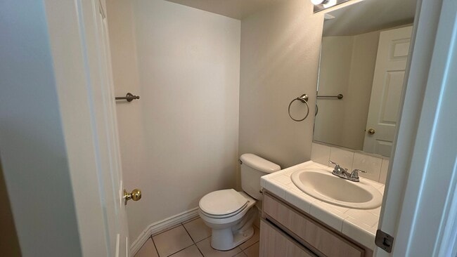 Building Photo - Townhouse in gated community near A.V. Col...