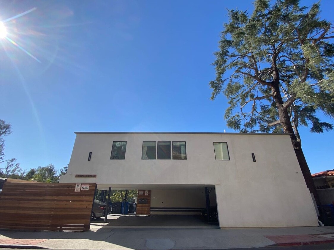Building Photo - Hollywood Hills, tree lined street, perfec...