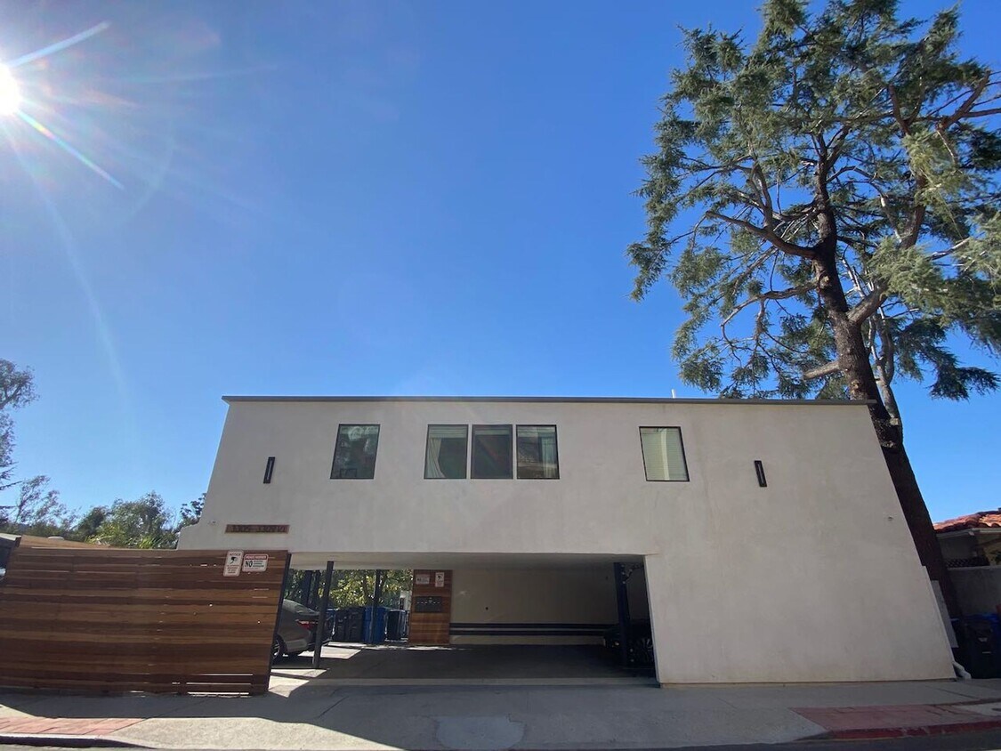 Foto del edificio - Hollywood Hills, tree lined street, perfec...