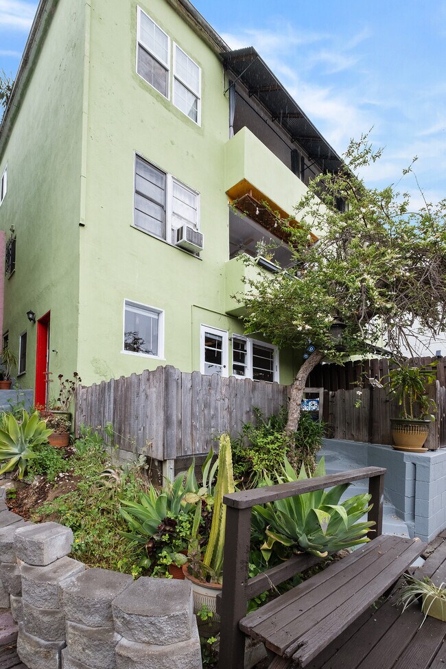 Foto del edificio - 2067 1/2 Ivar Ave