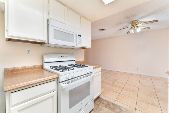 Foto del edificio - Spacious One-Bedroom Condo for Rent!