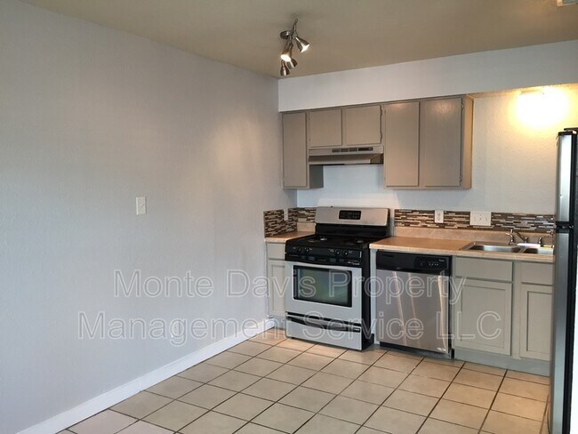 Building Photo - 1203 Southport Dr
