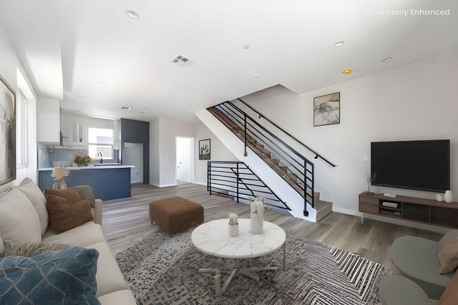 Foto del edificio - Luxury 4 Bedroom 3-Story Townhomes