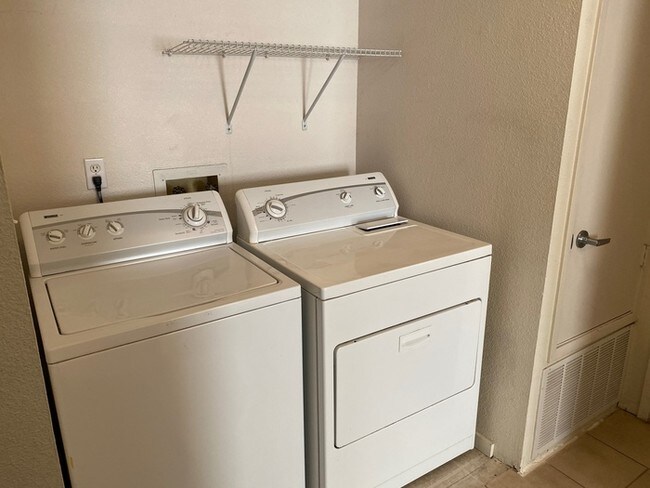 Foto del edificio - 2 bedroom 1 bath unit on the first floor