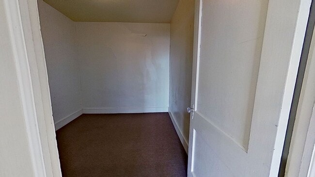 Building Photo - 2nd floor Apartment
