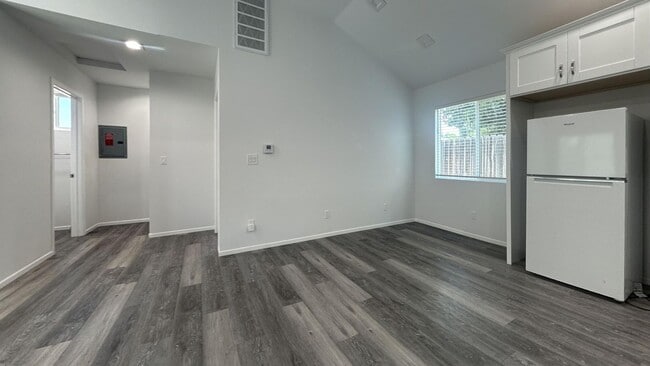 Building Photo - 1005 E Colton Ave