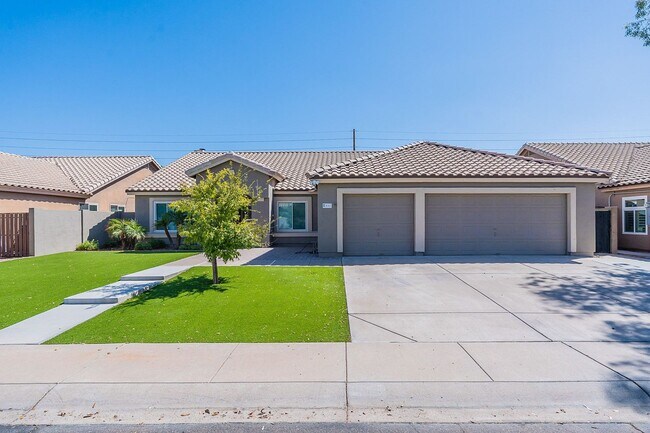Photo - Charming 4-Bedroom Home with Luxurious Poo...