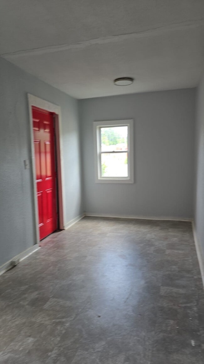 Building Photo - 669 S 35th St