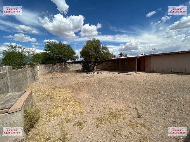 Building Photo - Coming Soon - Tucson Blvd & Irvington Rd a...