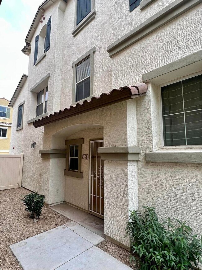 Building Photo - 3-bedroom by Downtown Gilbert