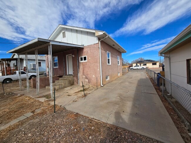 Building Photo - 1320 E Ash St