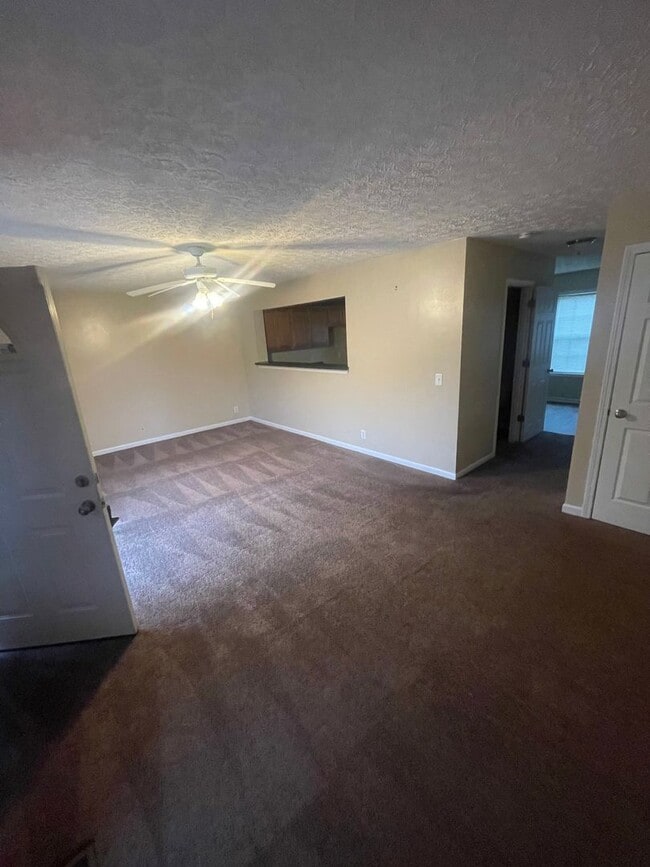 Building Photo - 3 Bed 2.5 Bath Townhome For Rent in Prattv...
