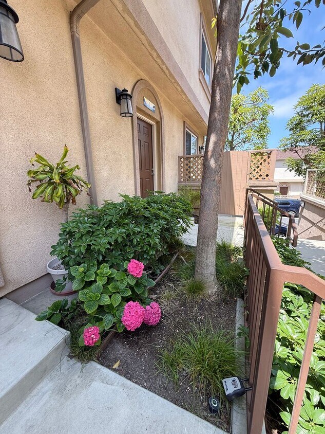 Building Photo - 3-Bedroom Townhome in Gated Bay Harbor – A...