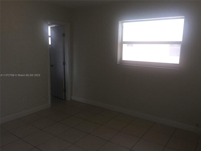 Foto del edificio - 890 NW 45th Ave