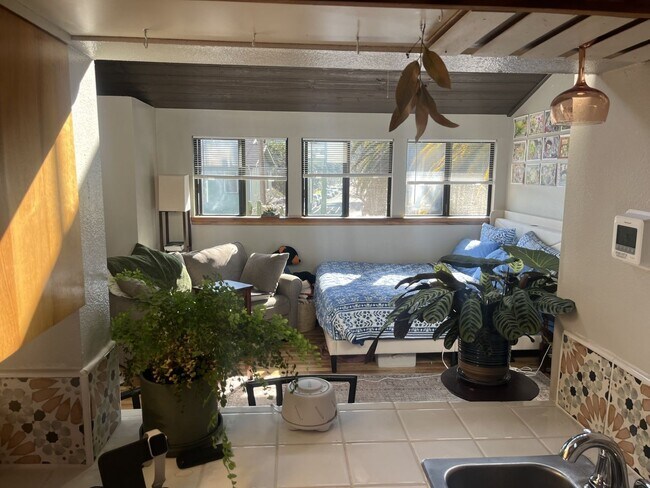 Building Photo - Charming 1 Bedroom/1 Bath Apartment