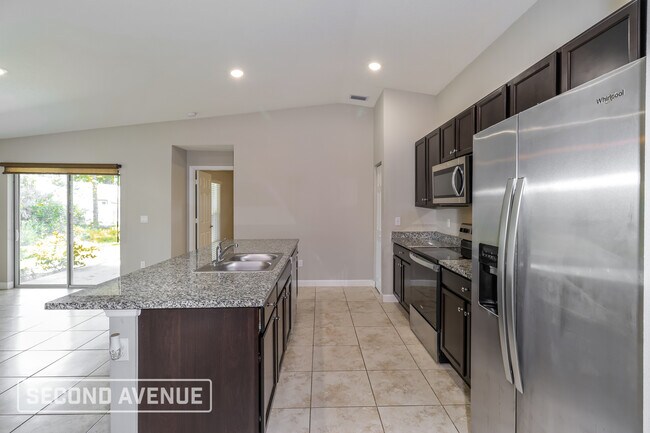 Foto del edificio - 785 Geoffrey Ave SW